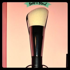 BRAND NEW Huda beauty bake & blend BRUSH